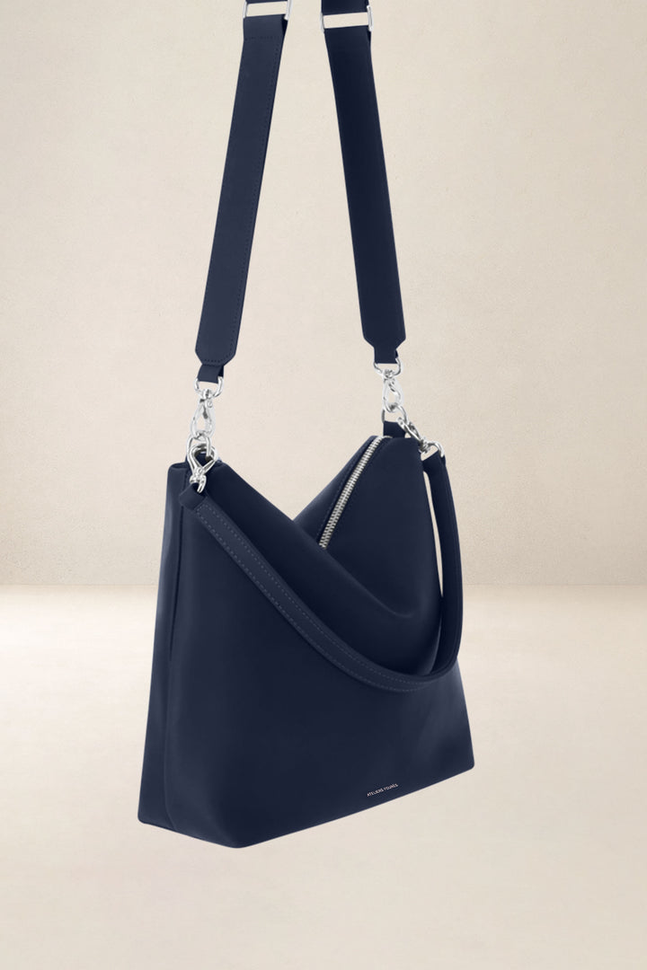 Sac bandoulière en cuir pleine fleur ILIADE coloris minuit, vue de profil n°1 – Ateliers Fourès