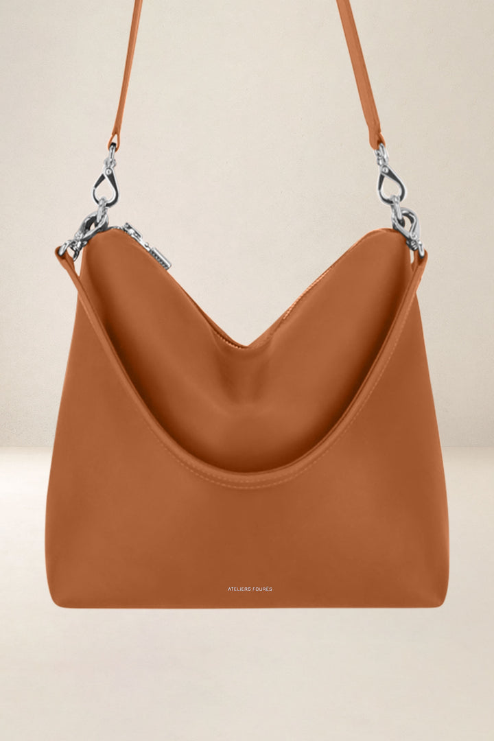 Sac bandoulière en cuir pleine fleur ILIADE coloris lionne, vue d’ensemble – Ateliers Fourès