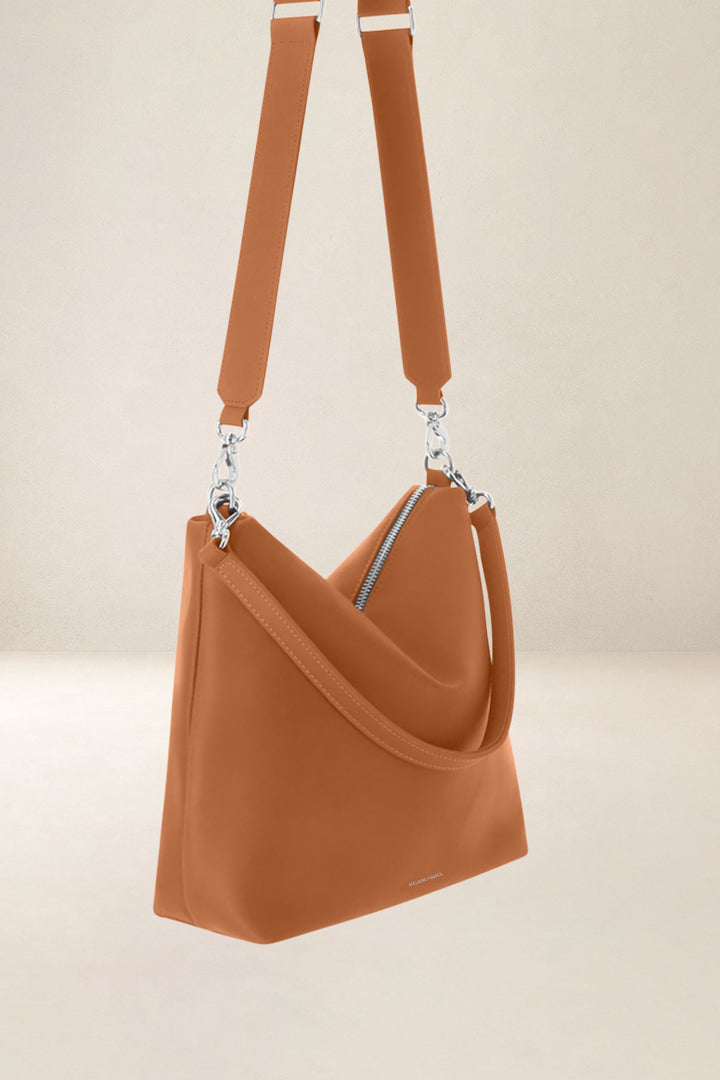 Sac bandoulière en cuir pleine fleur ILIADE coloris lionne, vue de profil n°1 – Ateliers Fourès