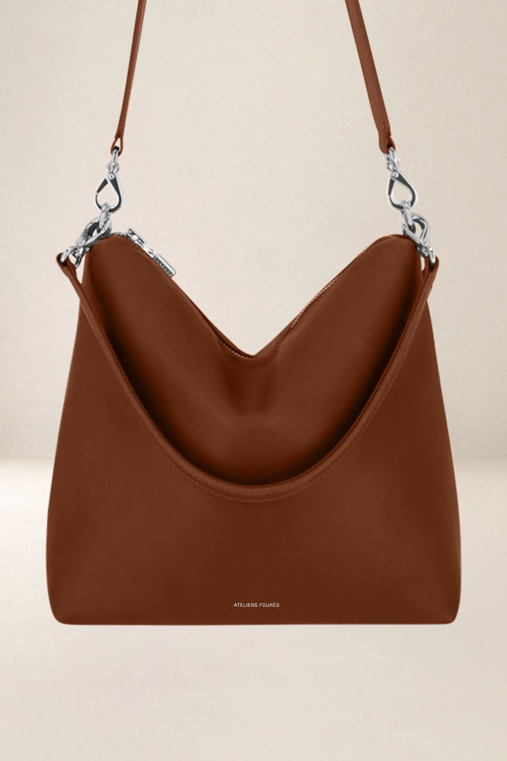 Sac bandoulière en cuir pleine fleur ILIADE coloris fauve, vue d’ensemble – Ateliers Fourès