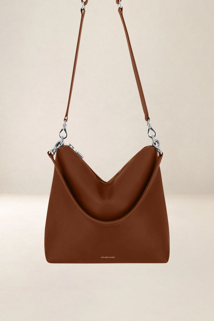 Sac bandoulière en cuir pleine fleur ILIADE coloris fauve, vue de face n°2 – Ateliers Fourès