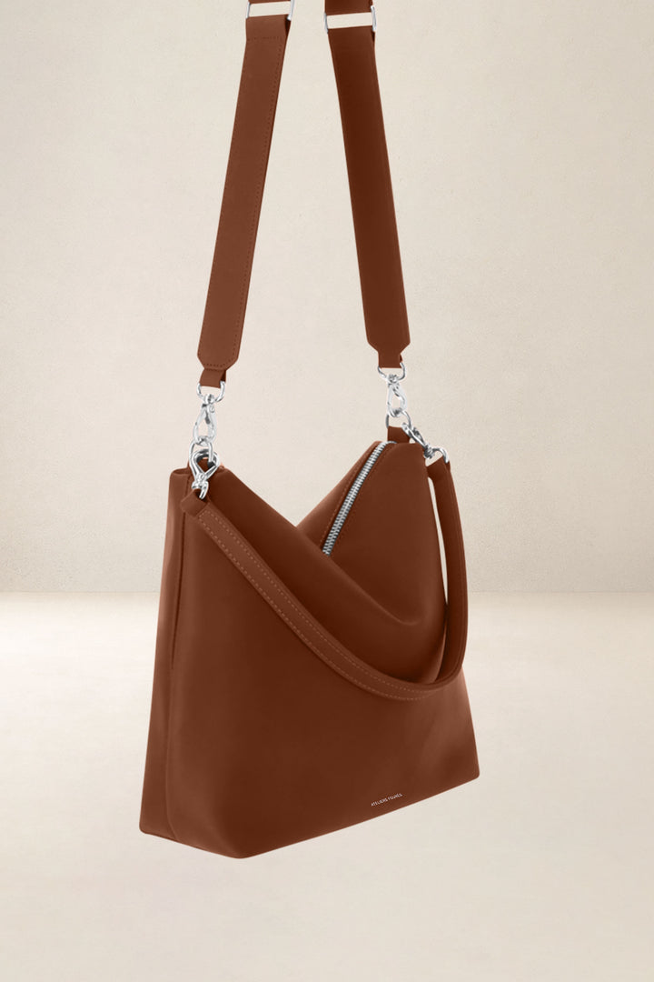 Sac bandoulière en cuir pleine fleur ILIADE coloris fauve, vue de profil n°1 – Ateliers Fourès