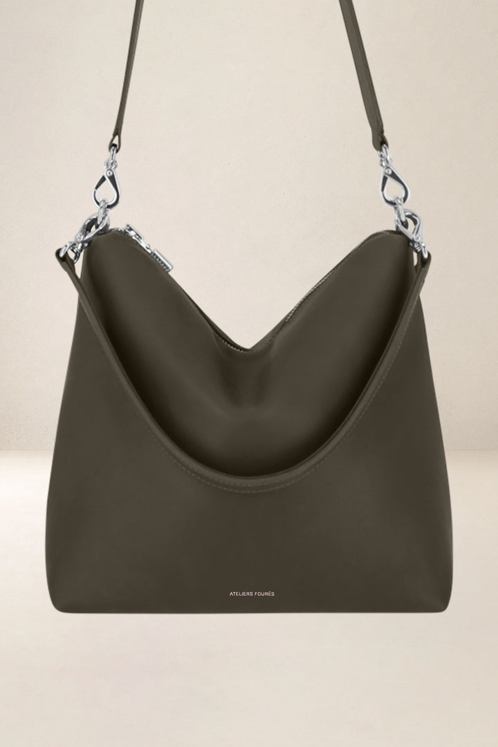 Sac bandoulière en cuir pleine fleur ILIADE coloris kaki, vue d’ensemble – Ateliers Fourès