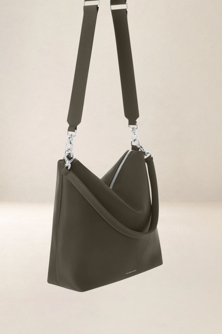 Sac bandoulière en cuir pleine fleur ILIADE coloris kaki, vue de profil n°1 – Ateliers Fourès