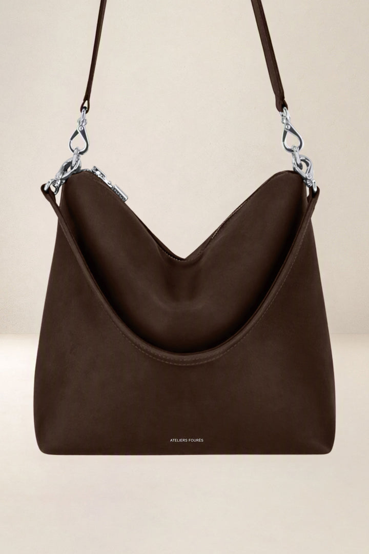 Sac bandoulière en cuir pleine fleur ILIADE coloris chocolat, vue d’ensemble – Ateliers Fourès