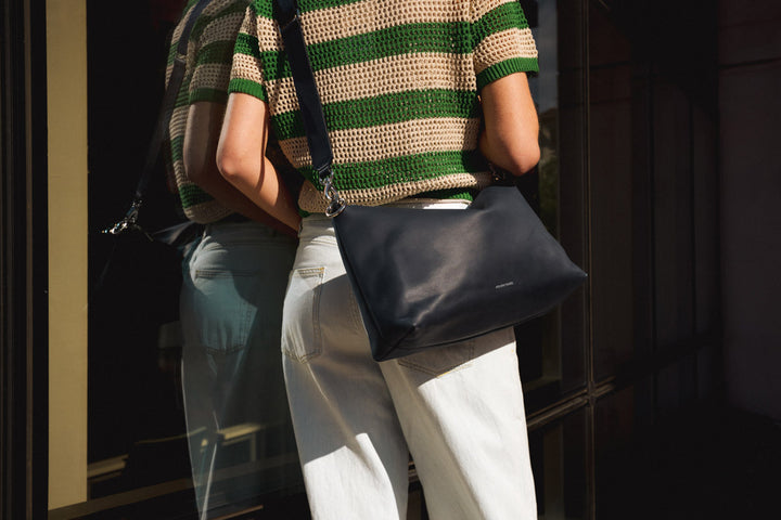 Grand sac en cuir pleine fleur ILIADE coloris minuit, porté en bandoulière – Ateliers Fourès