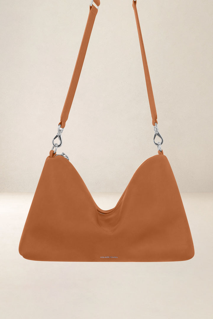 Grand sac en cuir pleine fleur ILIADE coloris lionne, vue d’ensemble – Ateliers Fourès