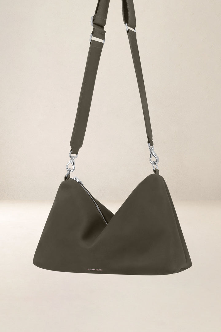 Grand sac en cuir pleine fleur ILIADE coloris kaki, vue de profil n°1 – Ateliers Fourès