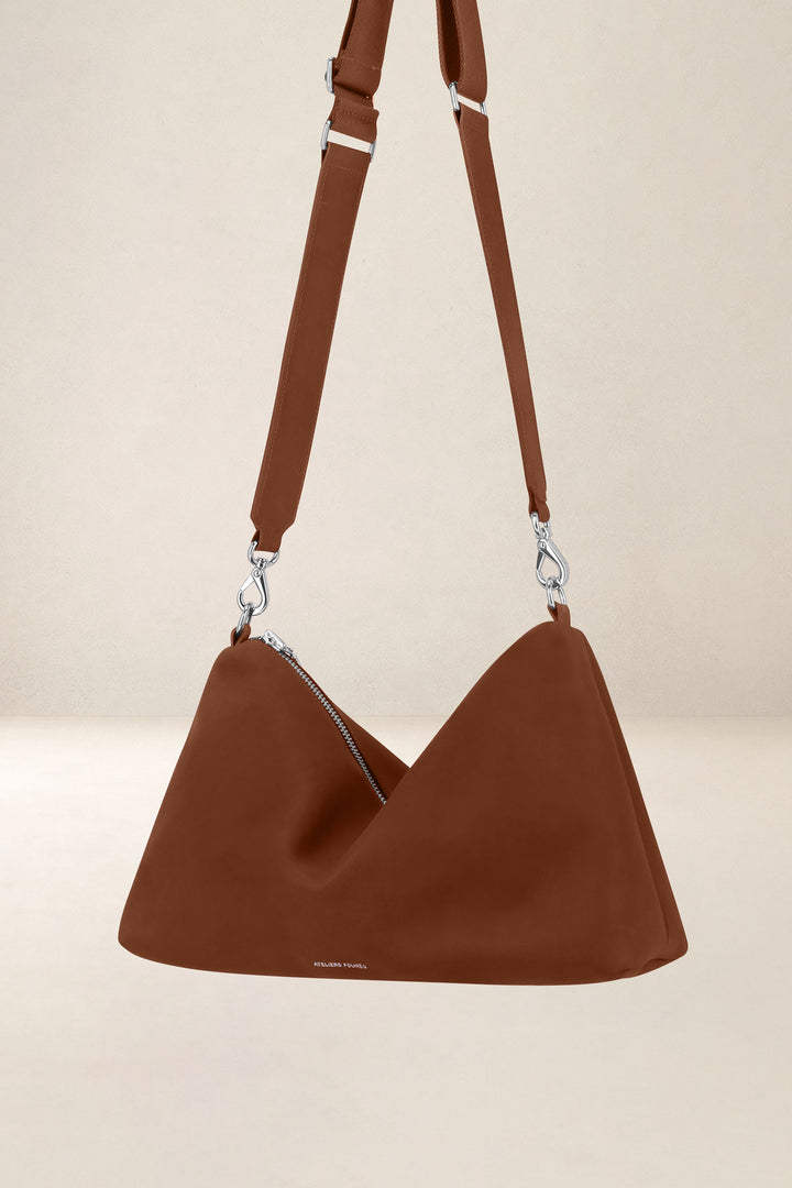 Grand sac en cuir pleine fleur ILIADE coloris fauve, vue de profil n°1 – Ateliers Fourès