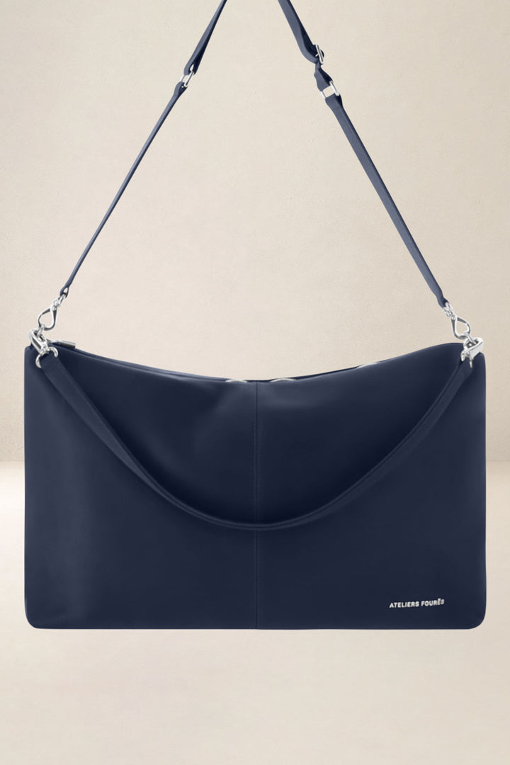 Sac de voyage en cuir pleine fleur ILIADE coloris minuit, vue d’ensemble – Ateliers Fourès