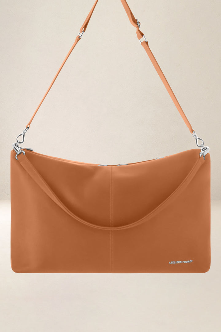 Sac de voyage en cuir pleine fleur ILIADE coloris lionne, vue d’ensemble – Ateliers Fourès