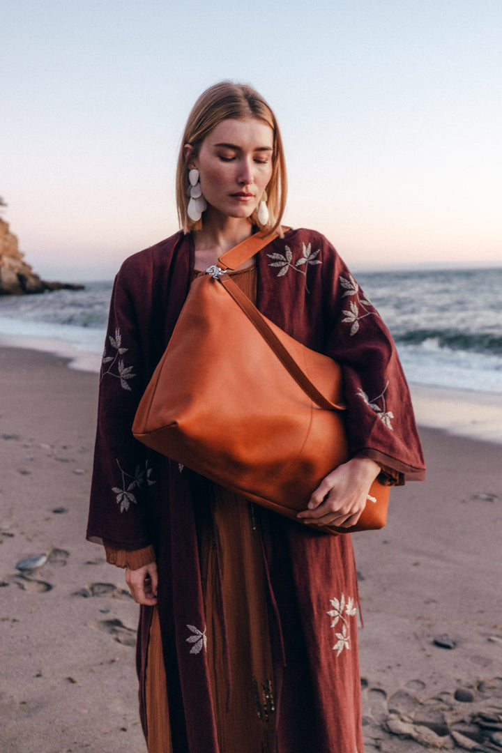 Sac de voyage en cuir pleine fleur ILIADE coloris lionne, porté en bandoulière – Ateliers Fourès