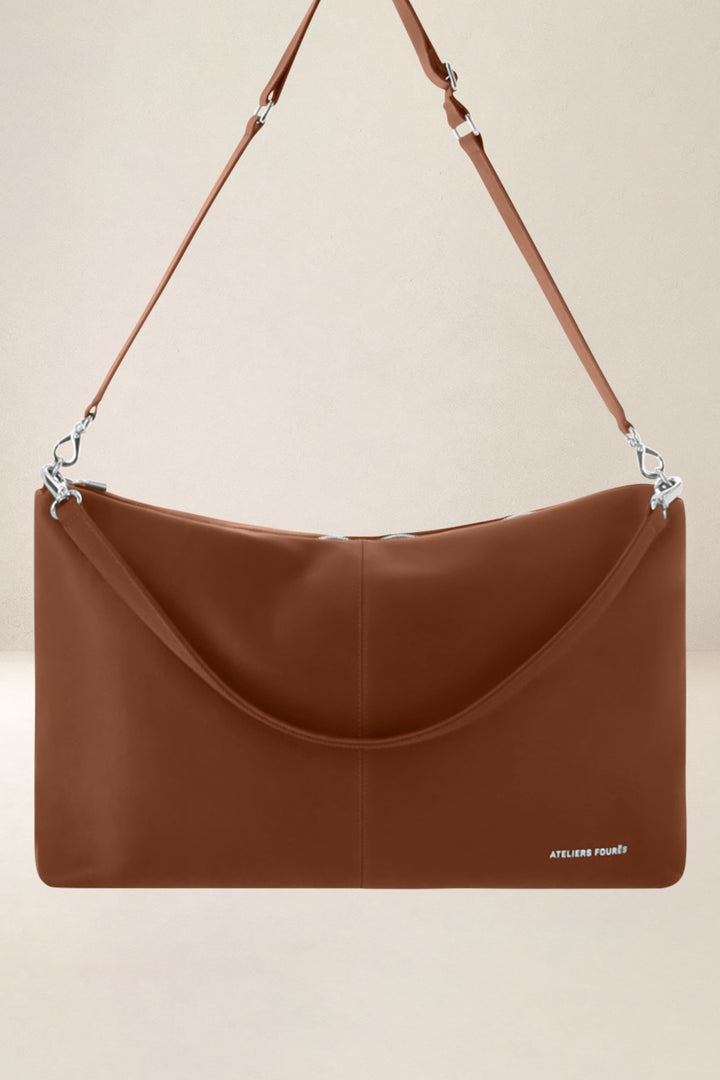 Sac de voyage en cuir pleine fleur ILIADE coloris fauve, vue d’ensemble – Ateliers Fourès