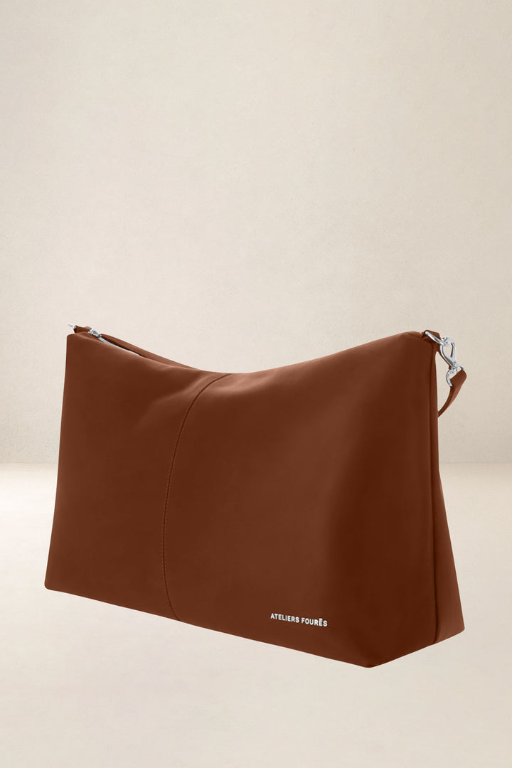 Sac de voyage en cuir pleine fleur ILIADE coloris fauve, vue de profil n°1 – Ateliers Fourès
