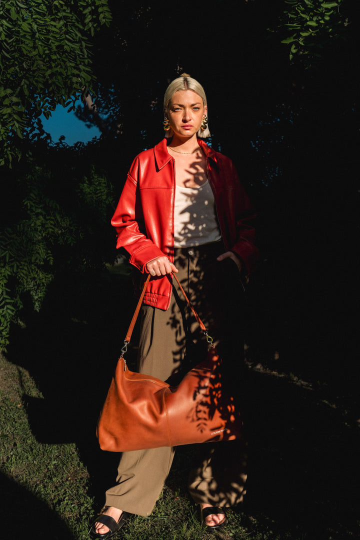 Sac de voyage en cuir pleine fleur ILIADE coloris fauve, porté en bandoulière n°3 – Ateliers Fourès