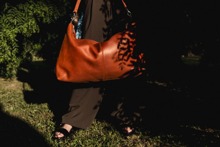 Sac de voyage en cuir pleine fleur ILIADE coloris fauve, porté en bandoulière n°1 – Ateliers Fourès