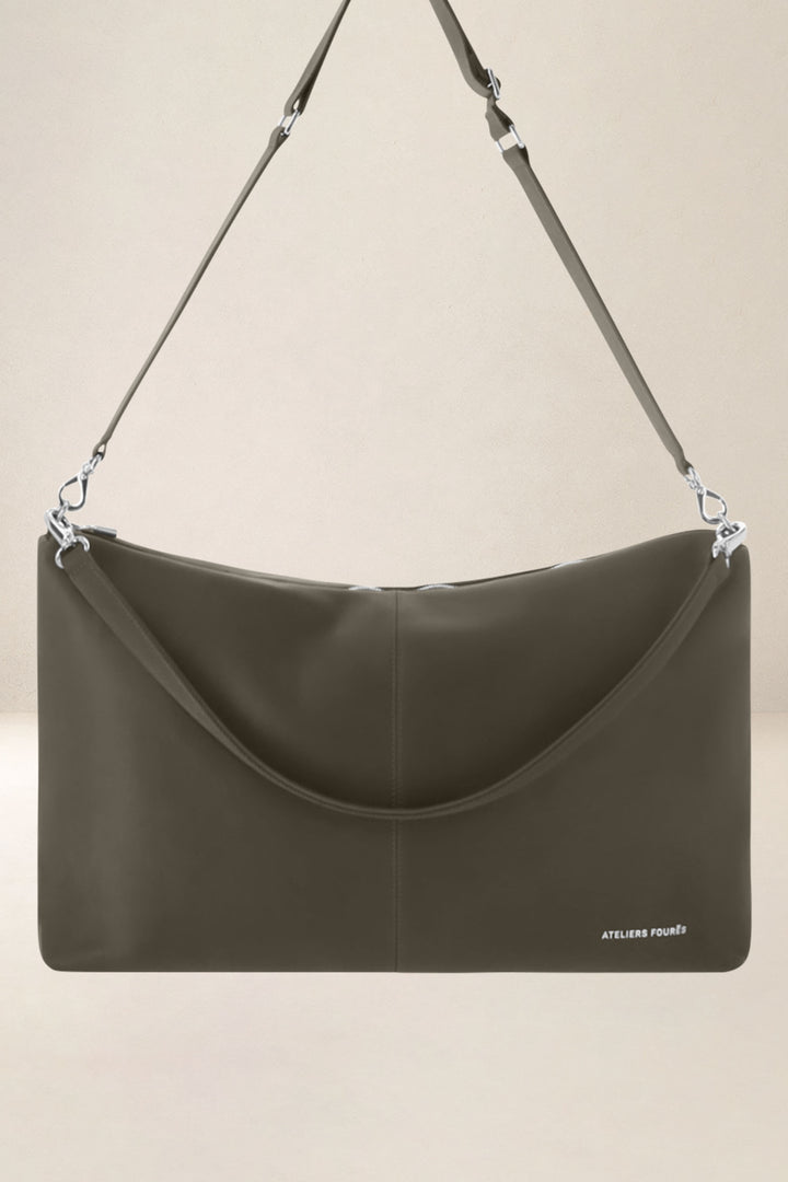 Sac de voyage en cuir pleine fleur ILIADE coloris kaki, vue d’ensemble – Ateliers Fourès
