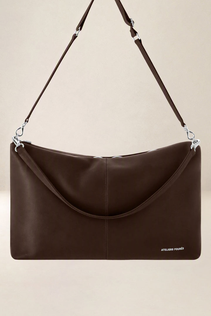Sac de voyage en cuir pleine fleur ILIADE coloris chocolat, vue d’ensemble – Ateliers Fourès