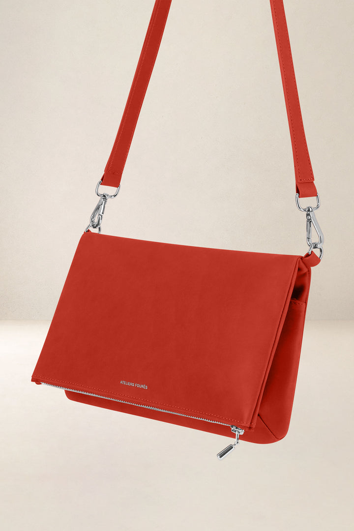 Sacoche en cuir pleine fleur MYCÈNE coloris orange confit, vue de profil – Ateliers Fourès