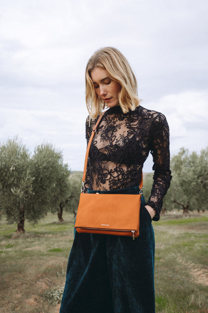 Sacoche en cuir pleine fleur MYCÈNE coloris lionne, porté n°1 – Ateliers Fourès