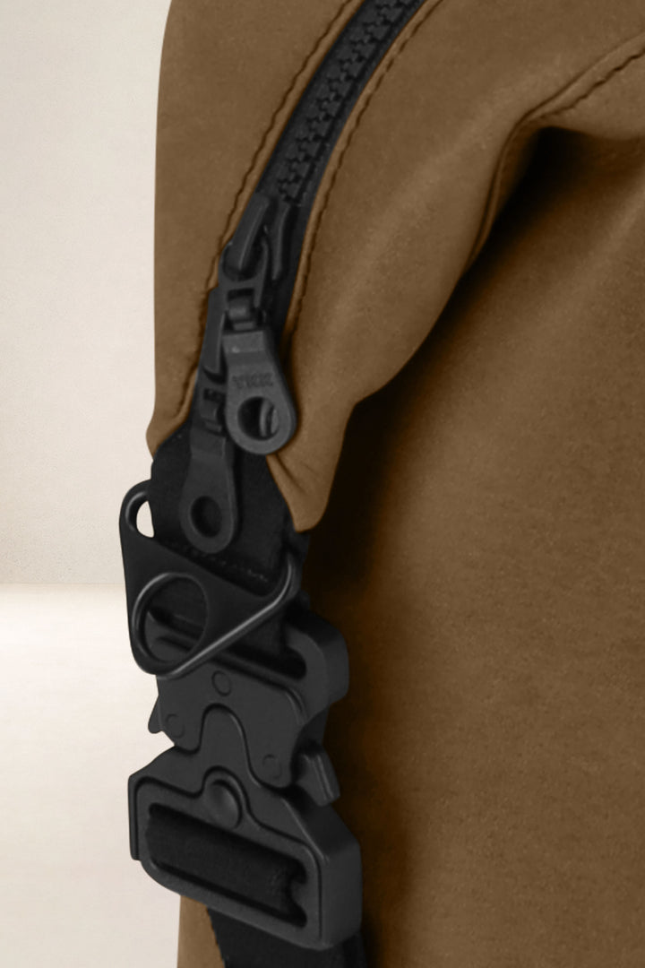 Sac de travail en cuir pleine fleur SOCRATE coloris desert, vue de détail – Ateliers Fourès