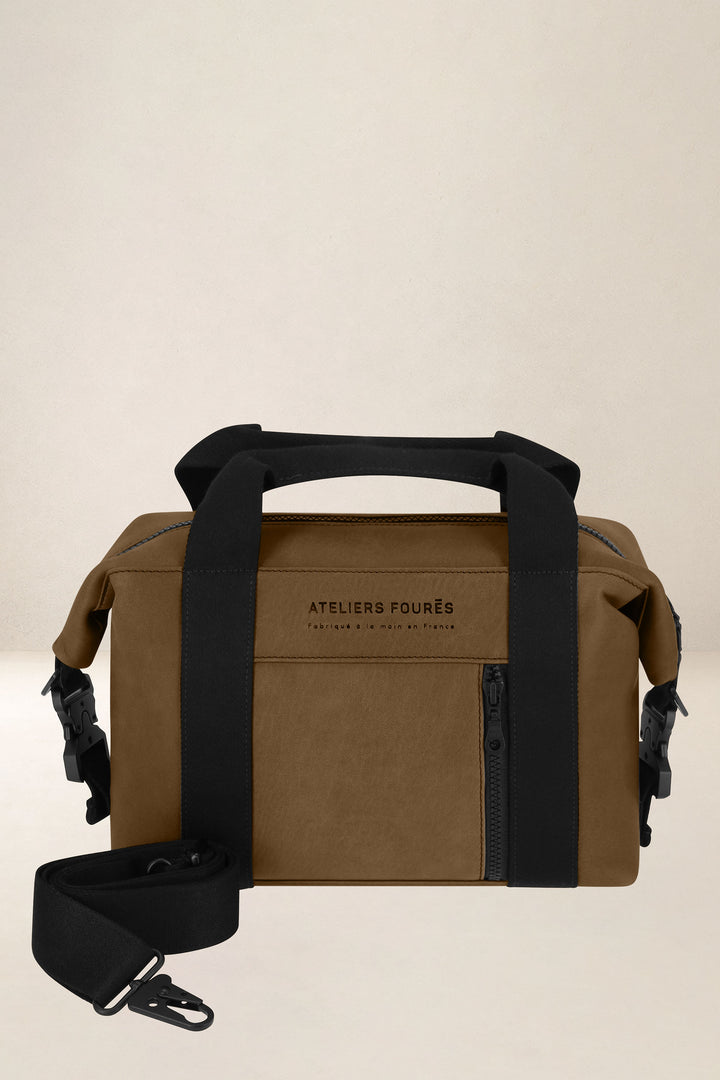 Sac de travail en cuir pleine fleur SOCRATE coloris desert, vue de face n°1 – Ateliers Fourès