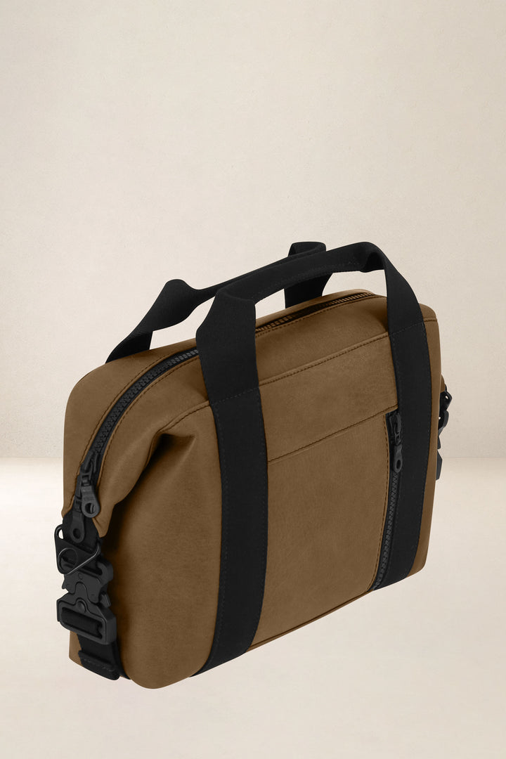 Sac de travail en cuir pleine fleur SOCRATE coloris desert, vue de profil – Ateliers Fourès