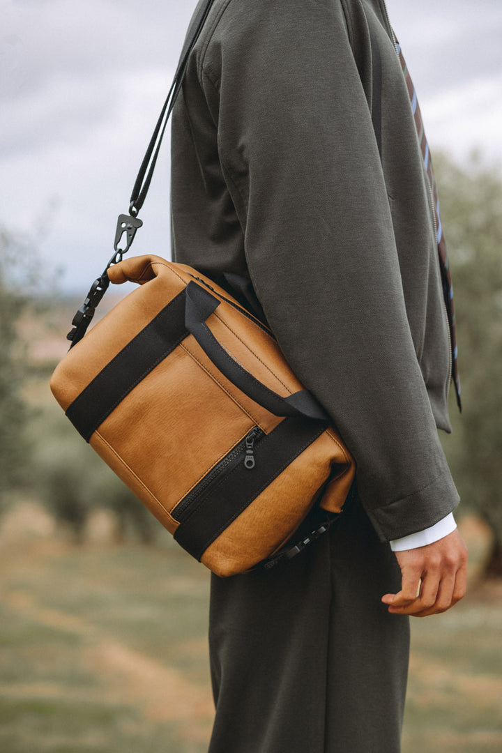 Sac de travail en cuir pleine fleur SOCRATE coloris desert, porté à l’épaule n°1 – Ateliers Fourès