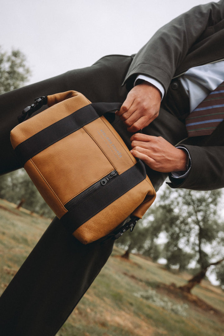Sac de travail en cuir pleine fleur SOCRATE coloris desert, porté à l’épaule n°2 – Ateliers Fourès