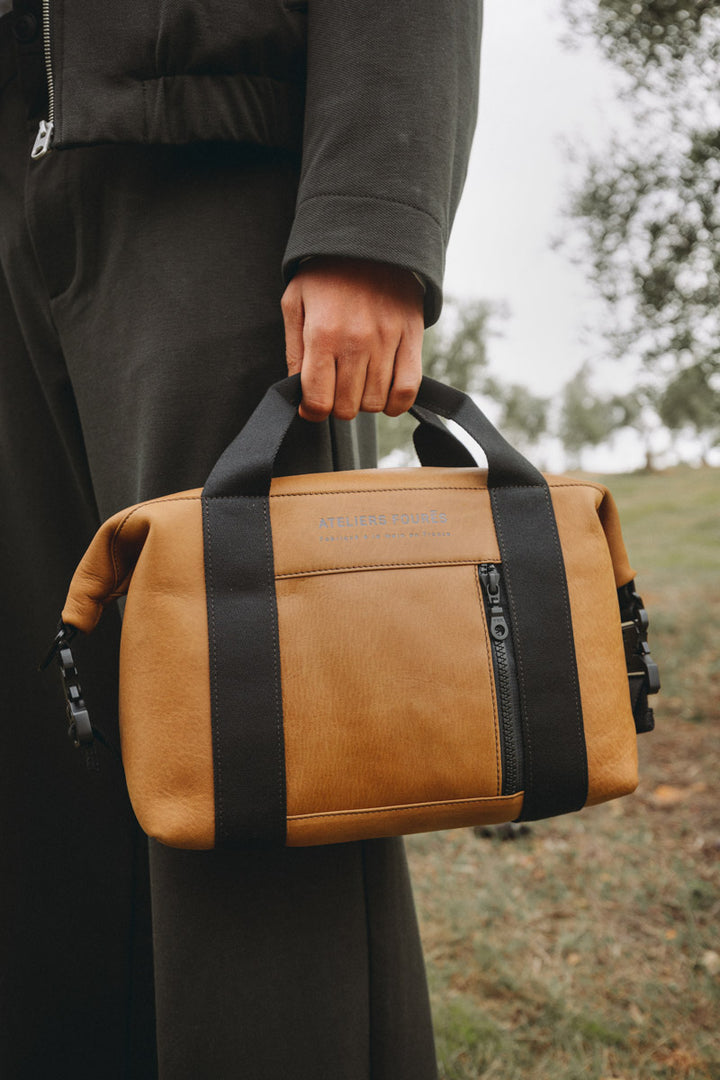 Sac de travail en cuir pleine fleur SOCRATE coloris desert, porté à l’épaule n°3 – Ateliers Fourès