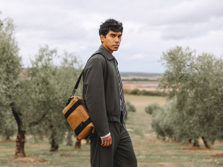 Sac de travail en cuir pleine fleur SOCRATE coloris desert, porté à l’épaule n°1 – Ateliers Fourès