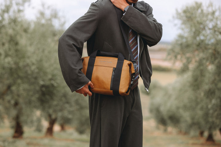 Sac de travail en cuir pleine fleur SOCRATE coloris desert, porté à l’épaule n°2 – Ateliers Fourès