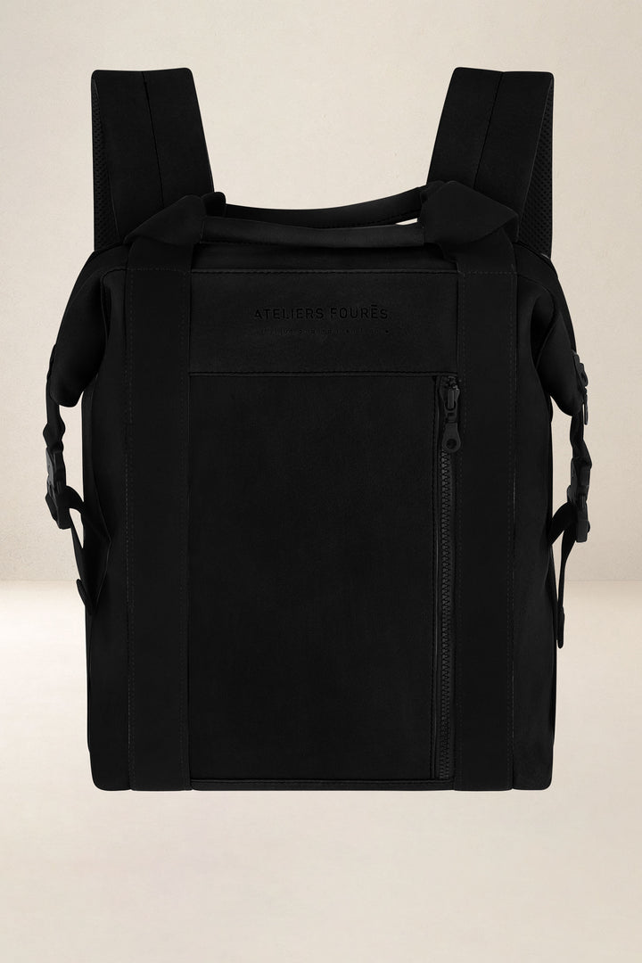 Sac à dos en cuir pleine fleur SOCRATE coloris noir, vue d’ensemble – Ateliers Fourès