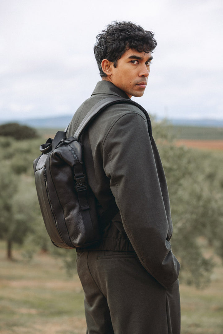 Sac à dos en cuir pleine fleur SOCRATE coloris noir, porté n°1 – Ateliers Fourès