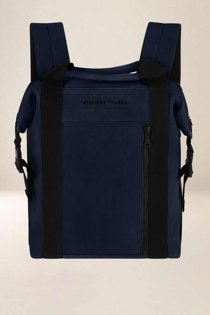 Sac à dos en cuir pleine fleur SOCRATE coloris minuit, vue d’ensemble – Ateliers Fourès