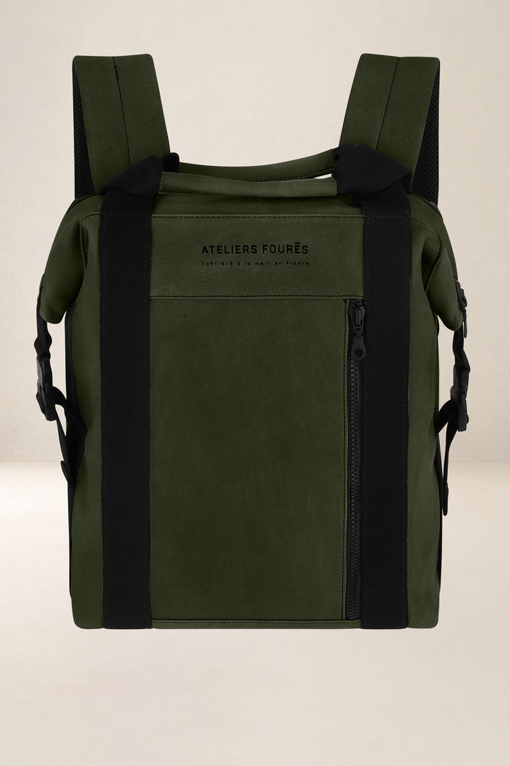 Sac à dos en cuir pleine fleur SOCRATE coloris kaki, vue d’ensemble – Ateliers Fourès