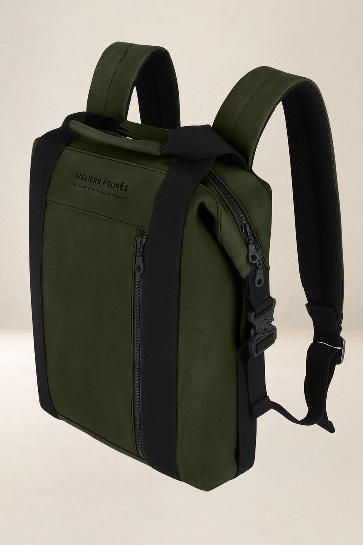 Sac à dos en cuir pleine fleur SOCRATE coloris kaki, vue de profil n°1 – Ateliers Fourès