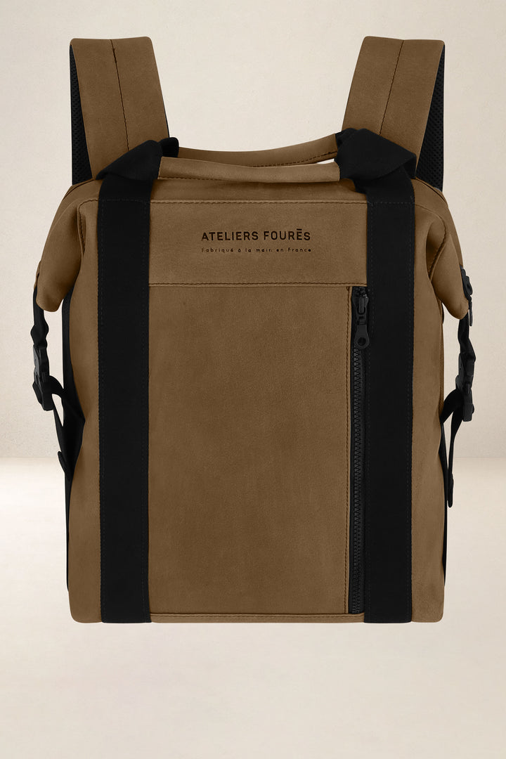 Sac à dos en cuir pleine fleur SOCRATE coloris desert, vue de face – Ateliers Fourès
