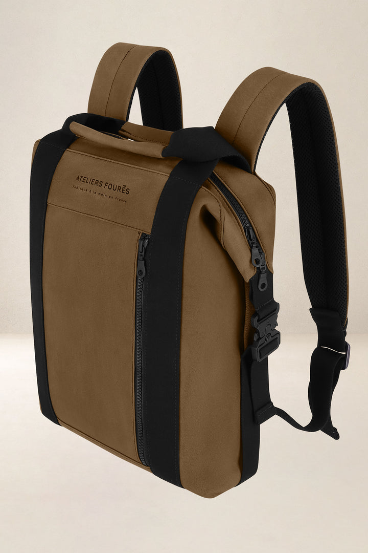 Sac à dos en cuir pleine fleur SOCRATE coloris desert, vue de profil n°1 – Ateliers Fourès