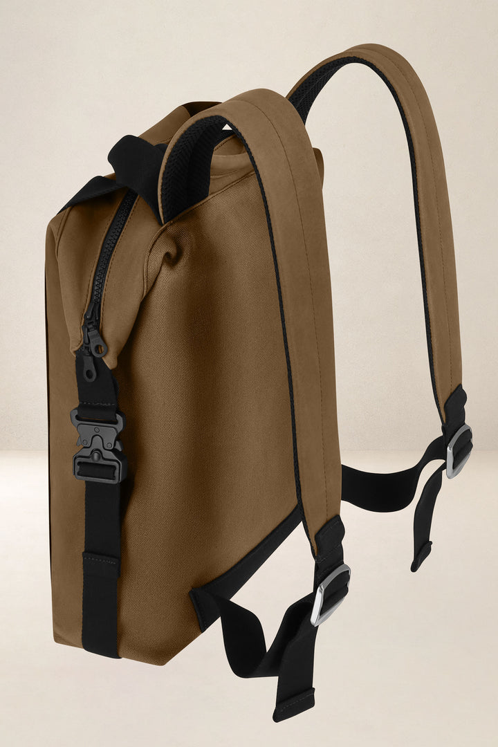 Sac à dos en cuir pleine fleur SOCRATE coloris desert, vue de profil n°2 – Ateliers Fourès