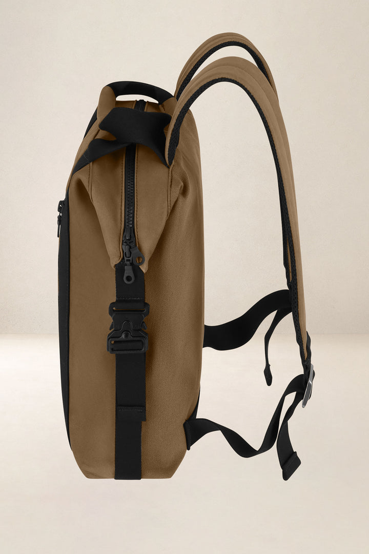 Sac à dos en cuir pleine fleur SOCRATE coloris desert, vue de profil n°3 – Ateliers Fourès