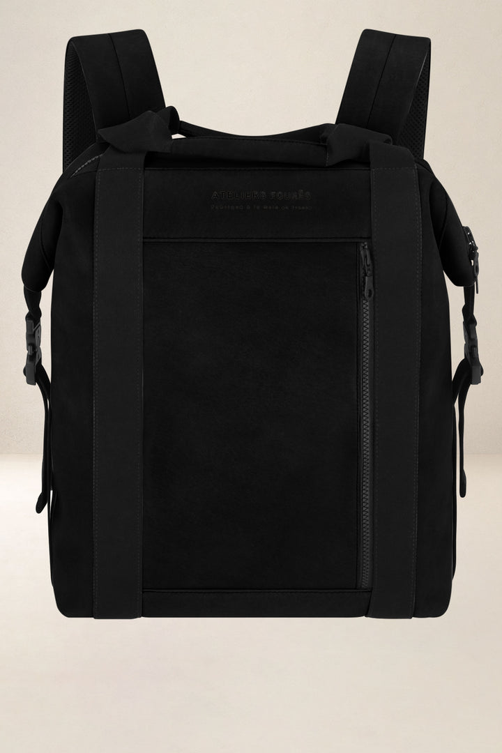 Sac à dos en cuir pleine fleur SOCRATE coloris noir, vue d’ensemble – Ateliers Fourès