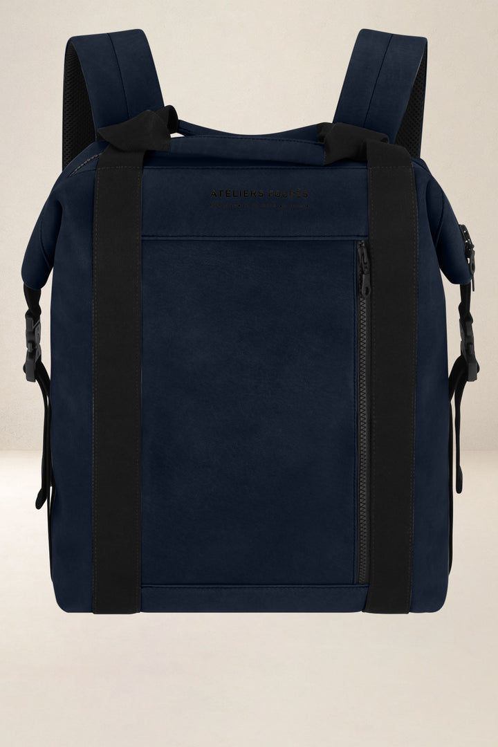 Sac à dos en cuir pleine fleur SOCRATE coloris minuit, vue d’ensemble – Ateliers Fourès