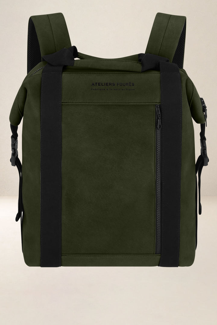 Sac à dos en cuir pleine fleur SOCRATE coloris kaki, vue d’ensemble – Ateliers Fourès