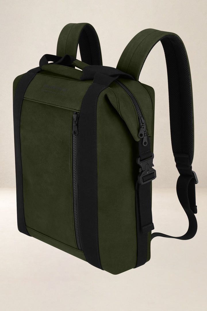 Sac à dos en cuir pleine fleur SOCRATE coloris kaki, vue de profil n°1 – Ateliers Fourès