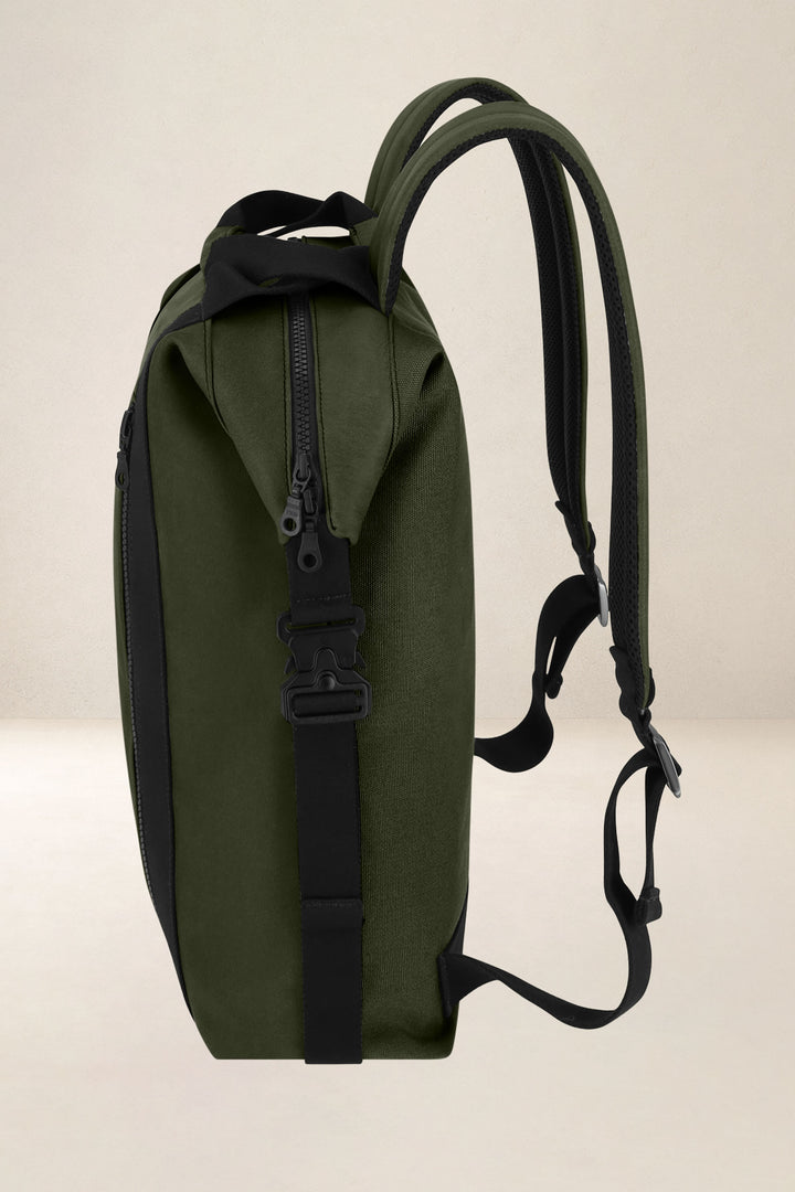 Sac à dos en cuir pleine fleur SOCRATE coloris kaki, vue de profil n°3 – Ateliers Fourès