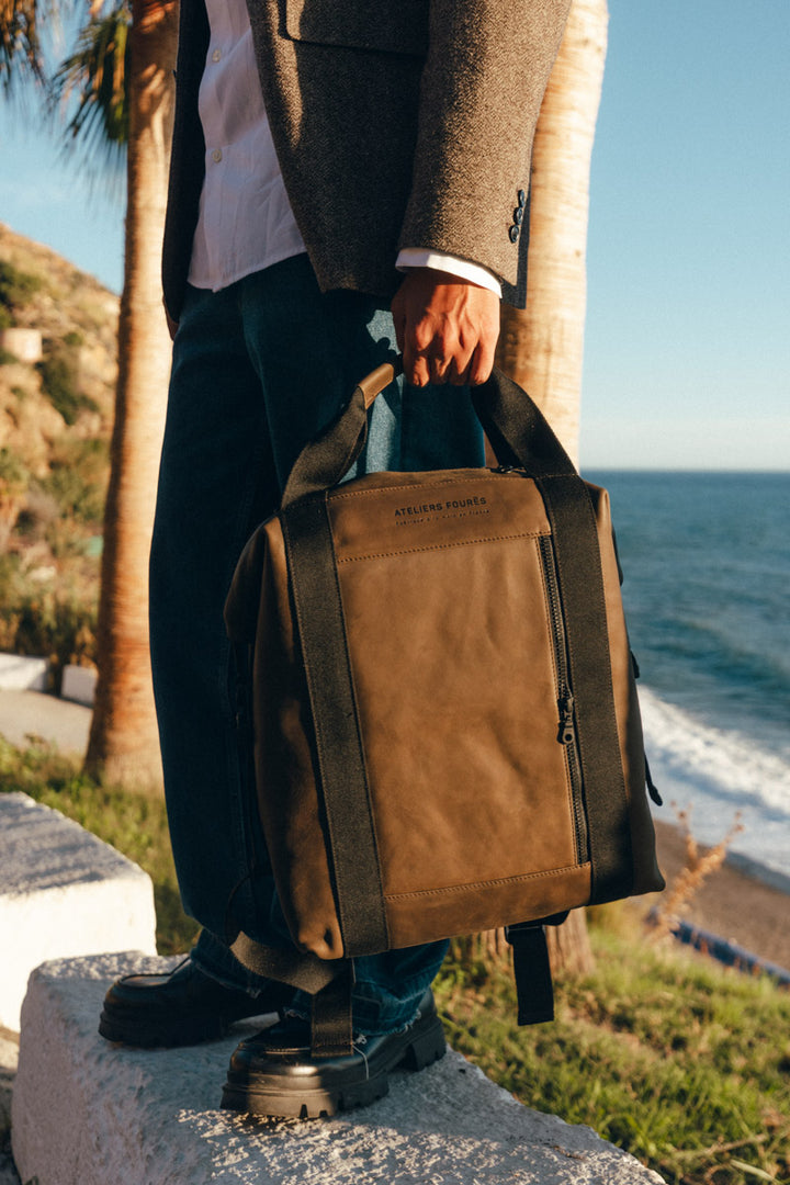 Sac à dos en cuir pleine fleur SOCRATE coloris kaki, porté n°5 – Ateliers Fourès