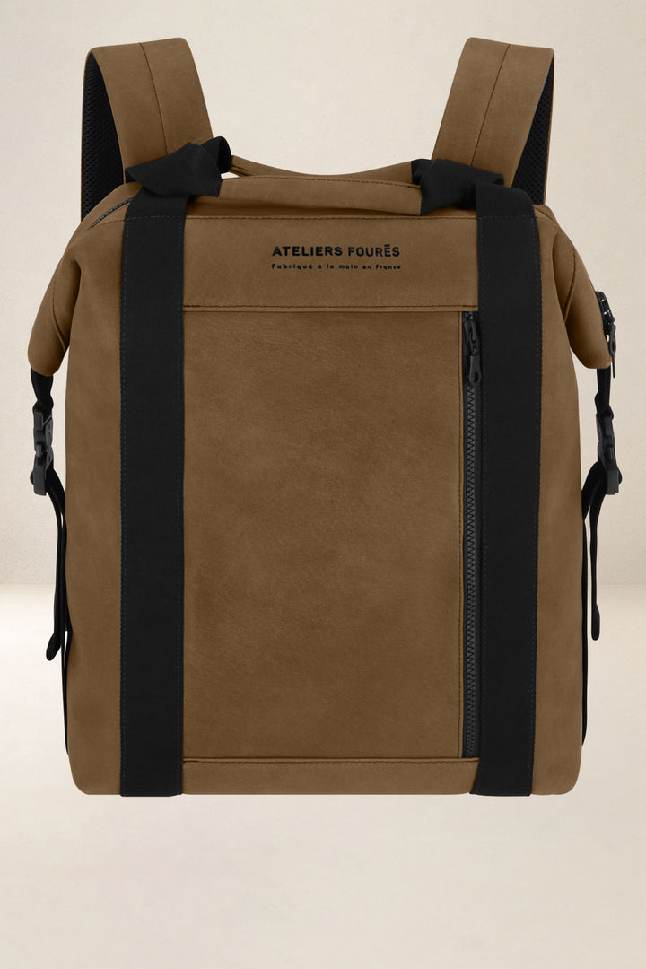 Sac à dos en cuir pleine fleur SOCRATE coloris desert, vue d’ensemble – Ateliers Fourès