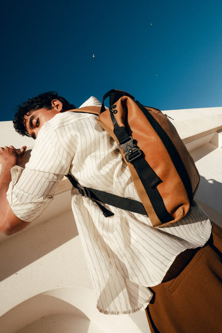 Sac à dos en cuir pleine fleur SOCRATE coloris desert, porté n°1 – Ateliers Fourès