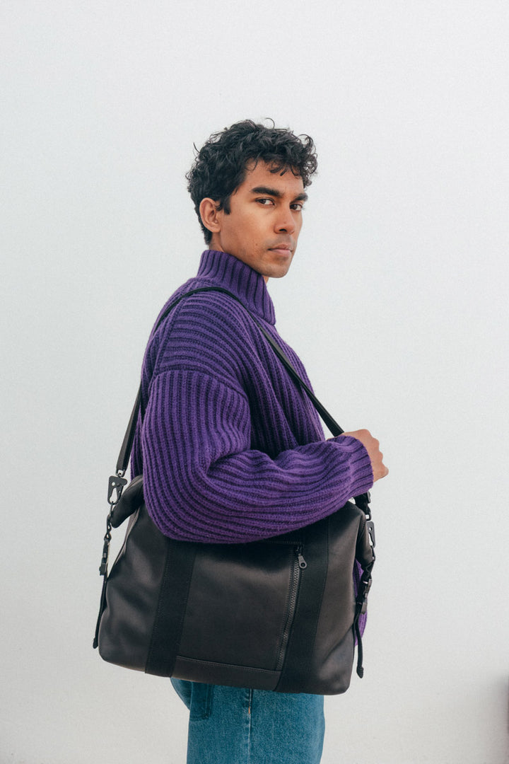 Sac de travail en cuir pleine fleur SOCRATE coloris noir, porté à l’épaule – Ateliers Fourès